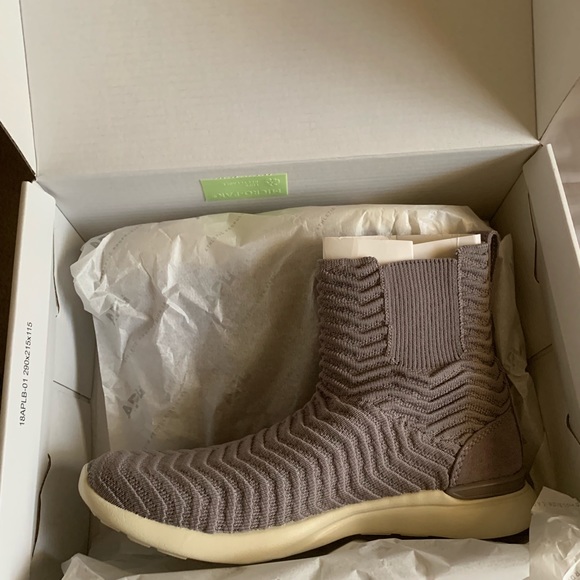 NWT APL TechLoom Mauve/Pristine, 6, in box - Picture 2 of 5